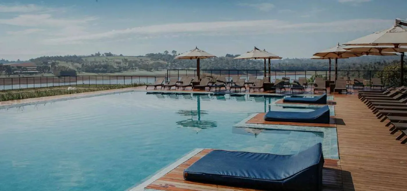 Piscina do resort ao entardecer